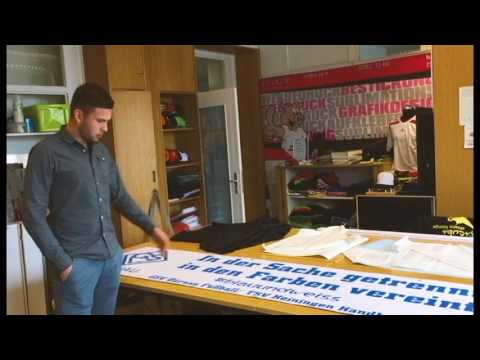 Moritz vom GSV Dürnau holt sein Überraschungsbanner für die Handballerinnen vom TSV Heiningen ab!