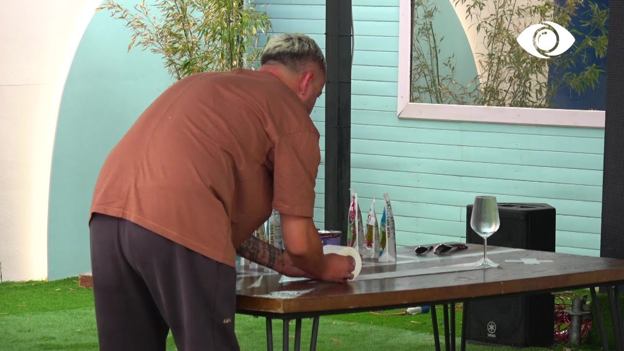 Banorët luajnë lojën me letër higjenike