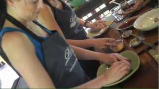 preview picture of video 'Cooking School in Chiang Mai - Pantawan Cooking Trailer'