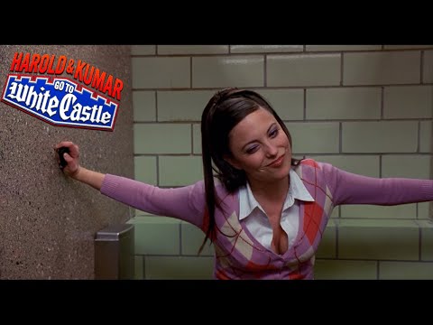 Por Eso Las Mujeres Van Juntas Al Baño "Batalla de Pedos" | Harold & Kumar (HD)