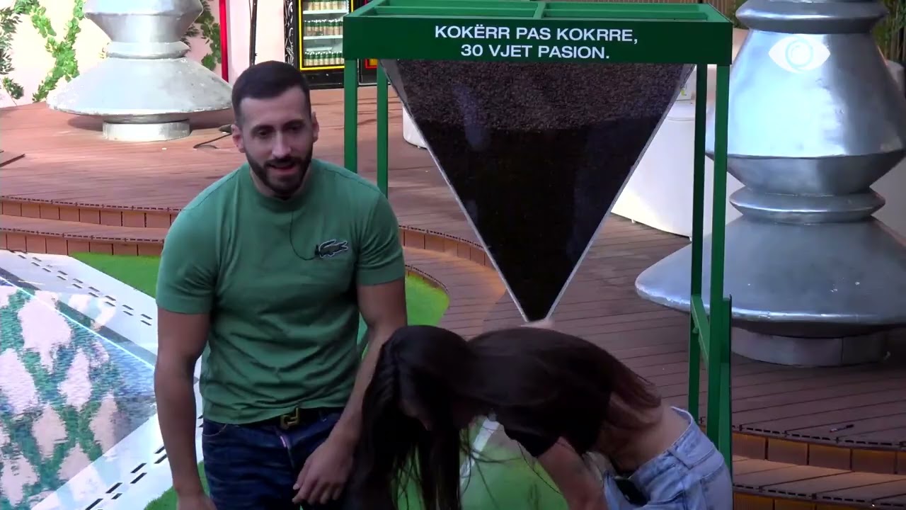 Momente gazmore në shtëpi, Jozi ngre Olën