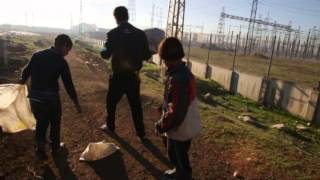 preview picture of video 'Angelina Jolie: Encuentro con huérfanos sirios en el Líbano'