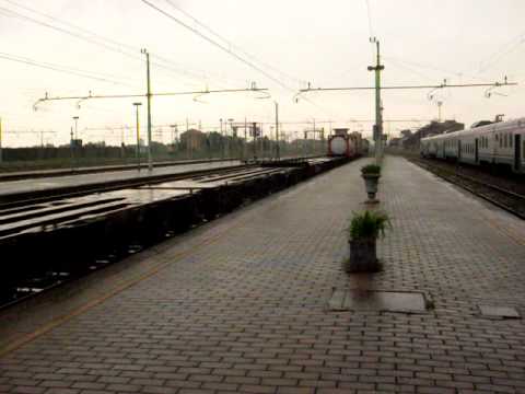 Treno Merci con Caimano in testa e container sotto al diluvio transita a Mortara