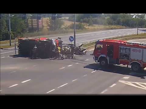 Wypadek. Zderzenie wozu strażackiego na sygnale z osobówką.