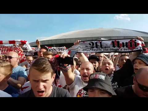 Derby Łodzi 2017. Kibice ŁKS-u żegnają piłkarzy przed stadionem