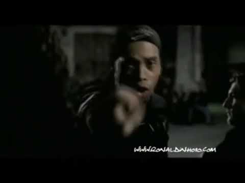 Ronaldinho Gaúcho fazendo cesta na propaganda da nike