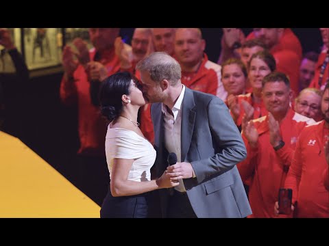 Cute: Harry & Meghan kiss while switching for speeches