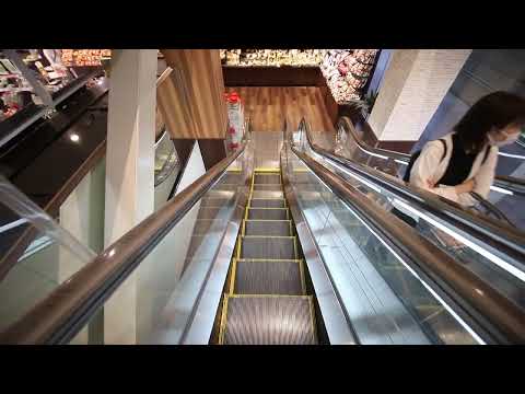 [Hecho por Hitachi] Fresta Mall Kajiru Yokogawa bajando las escaleras mecánicas
