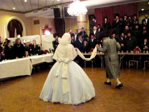 shendishover rebbe dancing by daughters mitzvah tanz