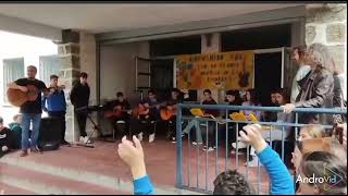 robe le canta los niños del colegio de piornal ama ama y ensancha el alma