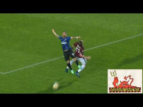 Gomez foul over the Biglia