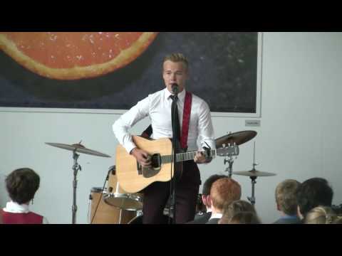 Torstein Snekvik med "Saint or a sinner" på avslutning på Surnadal Ungdomsskule 16.06.2016