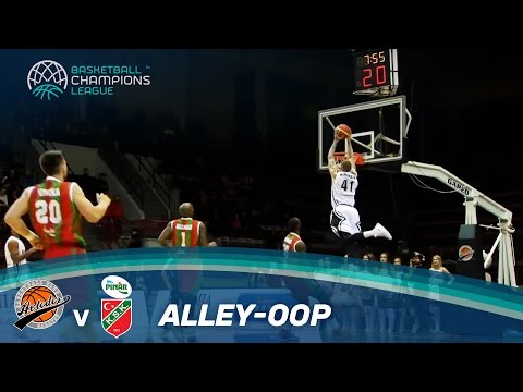 Wonderful alley-oop after a fast break by Minnerath!