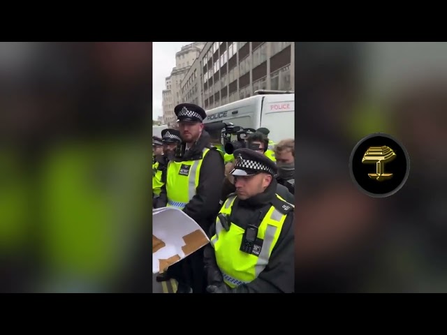 Ley y orden a lo británico: Más de 10 policías 'arrestan' a un maniquí