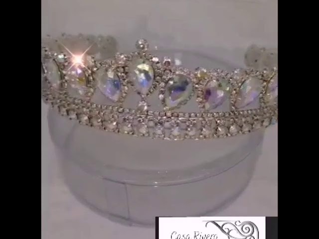 Vídeo relacionado con CHAOTEMAI Corona Cumpleaños Retro Corona para Tarta de Cumpleaños Moderno y Versátil Coronas Cristal Blanco Tiaras Novia para Bodas Bailes Espectáculos Infantiles Festivales Parques Temáticos