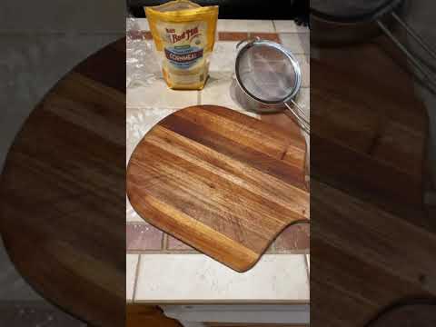 How to dust pizza peel with corn meal