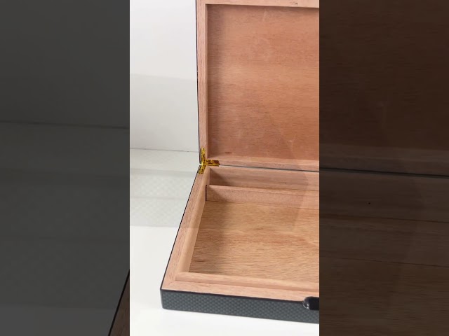 Vídeo relacionado con 3 Juegos de 3 Piezas de Caja de Puros de Cuero Marrón Humidor de Puros Forrado en Madera de Cedro Porta Cigarros Plegable de Acero Inoxidable Cortador de Puros de Acero Inoxidable Plateado