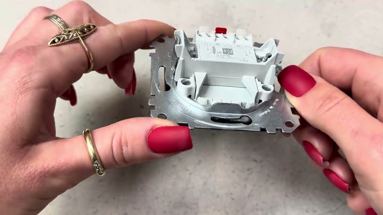 Двоклавішний вимикач з синьою підсвіткою SCHNEIDER Sedna Design чорний SDD114105L