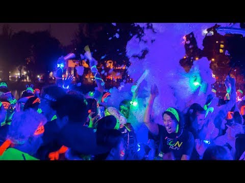 download lagu mp3 mp4 Neon Run Melbourne, download lagu Neon Run Melbourne gratis, unduh video klip Neon Run Melbourne