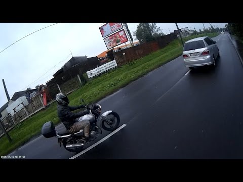 Motoros dudál az engem előző autóra - Motorcyclist beeps at a car overtaking me