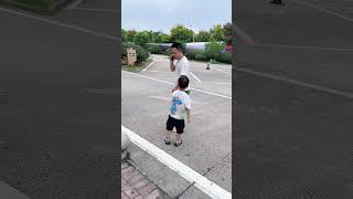 爸爸乱扔垃圾，看儿子怎么教训他的 #爸爸带娃 #家有萌宝