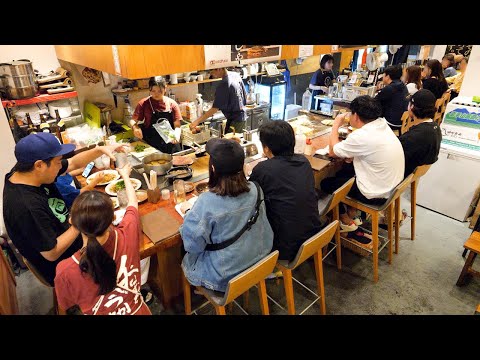 ¡Fideos fritos! ¡Okonomiyaki! Una mirada de cerca al restaurante teppanyaki donde las chicas modernas trabajan por la noche 丨 Comida callejera japonesa - okonomiyaki