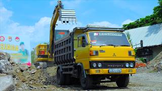 Proses Excavator CAT Loading Galian Tanah Ke Dalam Truck Dump