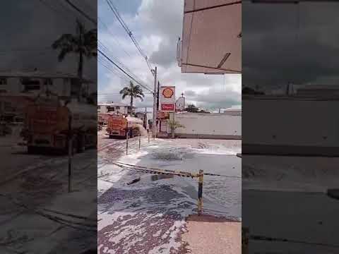 Carreta Bolívia derrama combustível em ruas de Epitaciolândia no Acre