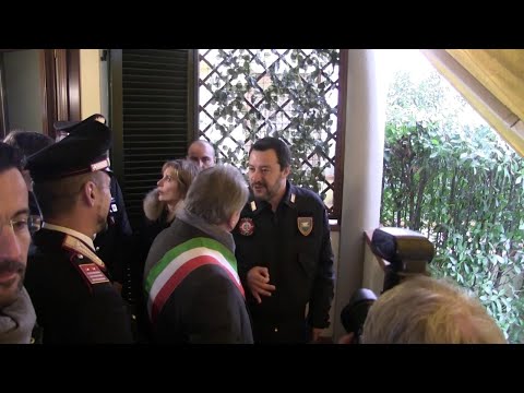 Salvini in Montemurlo hands over a house confiscated from the Camorra to the Carabinieri.