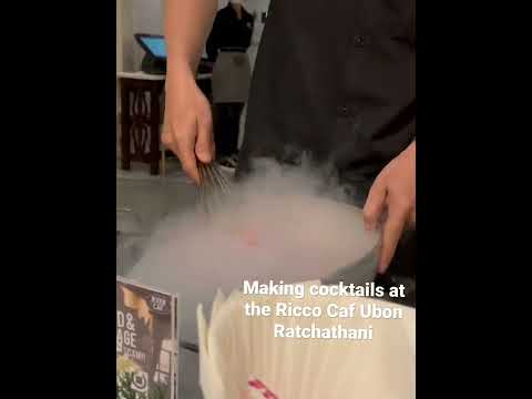Fazendo coquetéis no Ricco Café Bar e Restaurante em Ubon Ratchathani Tailândia