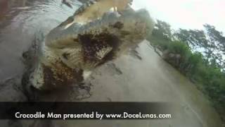 preview picture of video 'Crocodile Man Hand feeding Crocodile in Tarcoles near Jaco'