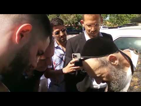 הזמר והיוצר עדן חסון מקבל קריאת שמע וברכה מהרב דב קוק