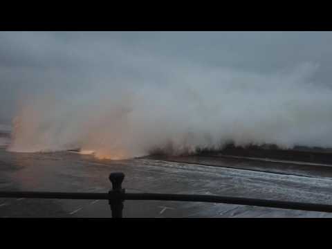 Huge waves, some flooding at Scarborough - 5 February 2026