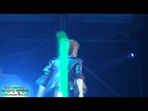 [FANCAM] 110910- Onew's sexy smirk during "The SHINee World" @ SWC in Singapore