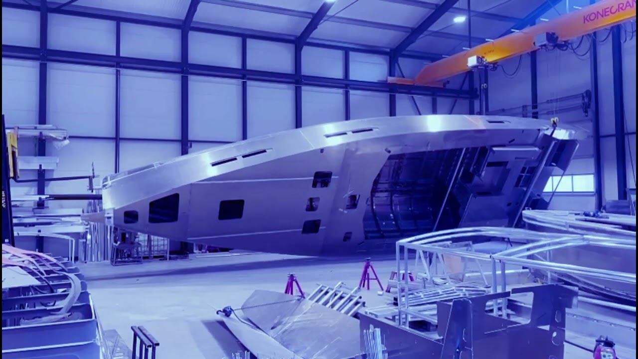 Viator Explorer 54 DS turning the hull