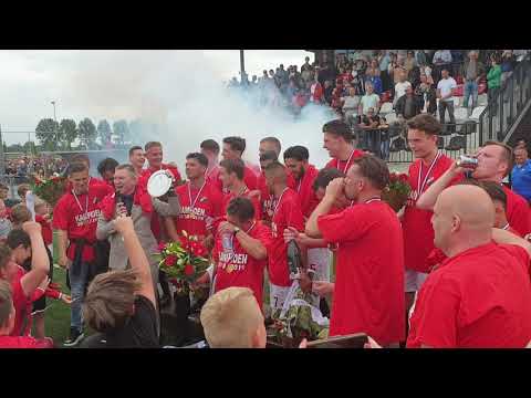 Burgemeester Zaltbommel reikt kampioensschaal uit aan Nivo Sparta