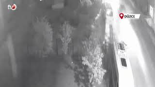 Sürücünün, Otomobiliyle Park Halindeki Minibüse Çarpıp Kaçtığı Anlar Kamerada