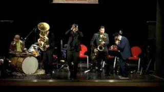Top Dog Brass Band ... im Sitzen 2008 Walkin' on the thin line
