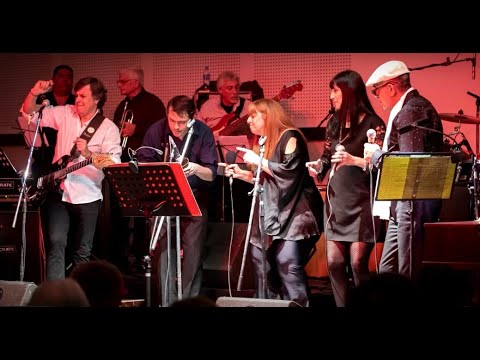 "CON POLÍTICA Y SIN SONRISAS" - (Raúl "Rulo" Delgado)