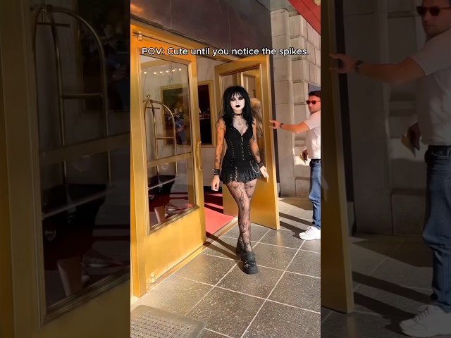 Vídeo relacionado con We The Creeple Funny espeluznante espeluznante Halloween Goth Girl Power Camiseta Cuello V