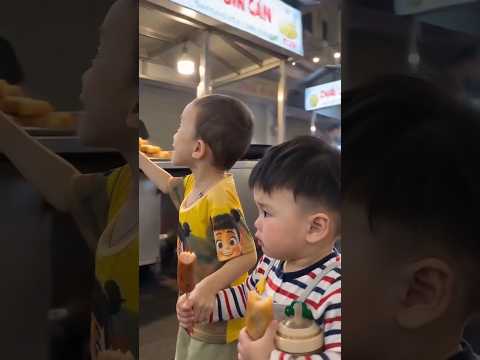 Sister Eats First, Then Gives It All to Her 😂🍔 | Funny Sisters #FunnySisters #SisterFunny #FunnyKids