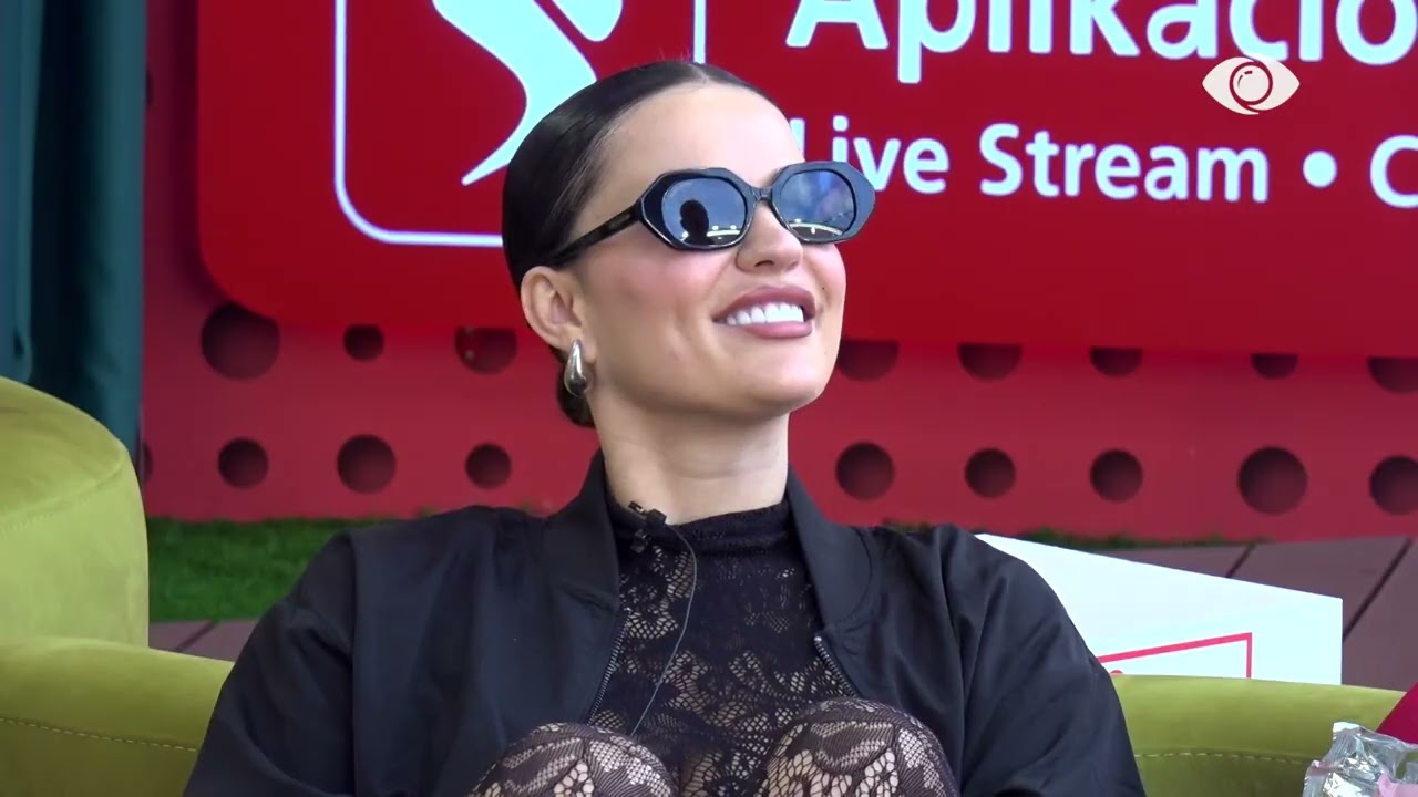 Baby G këndon para kamerës