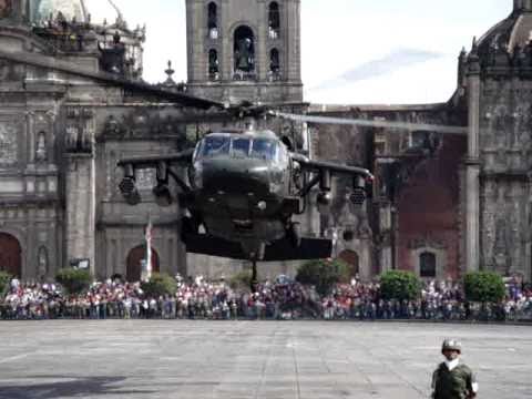 HELICOPTEROS BLACK HAWK EN ZOCALO DE LACIUDAD DE MEXICO