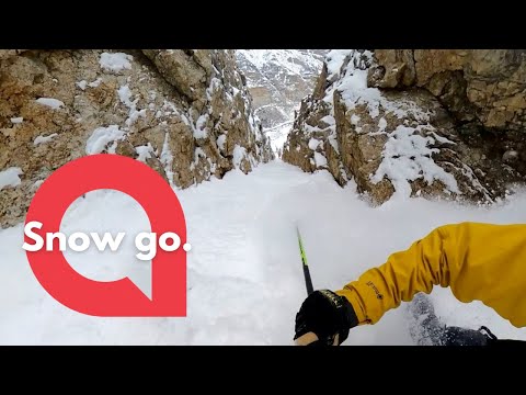 Insane moment a freeskier makes his way down a natural snow slide | SWNS