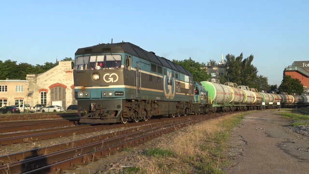 Тепловозы ТЭП70-0237+ТГМ23В-1425 на ст. Копли / TEP70-0237+TGM23V-1425 at Kopli station