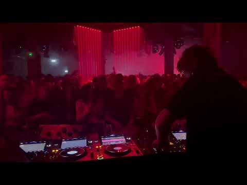 John Digweed playing Aubrey Fry Begone at E1 London