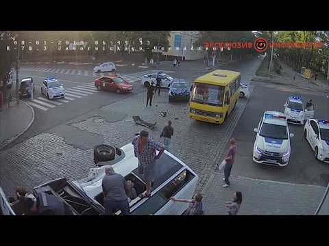 В центре Днепра перевернулась маршрутка с пассажирами.