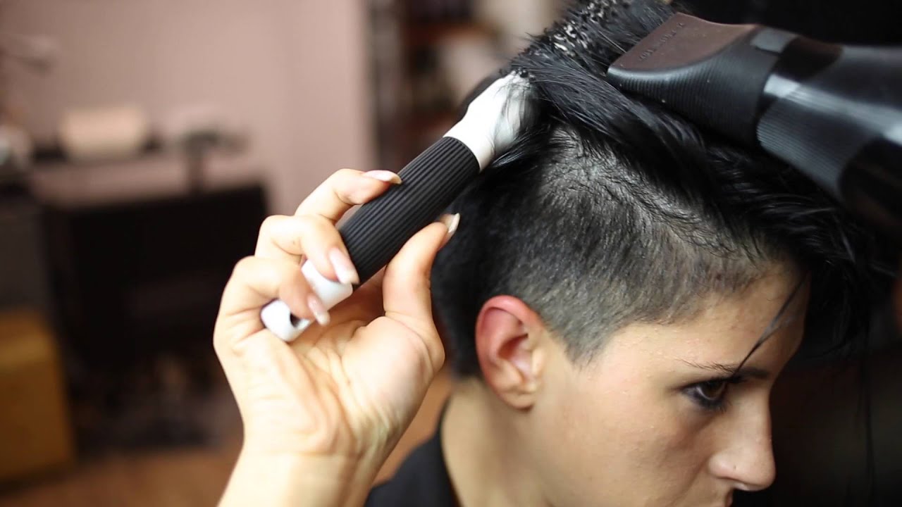 Watch Now Acconciatura capelli corti con cerchietto elastico Acconciatura capelli corti con cerchietto elastico