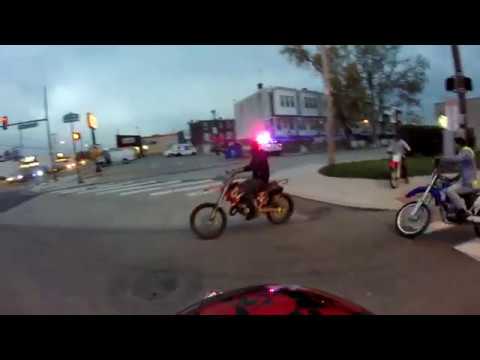 PHILADELPHIA POLICE CHASING DIRT BIKERS IN TRAFFIC