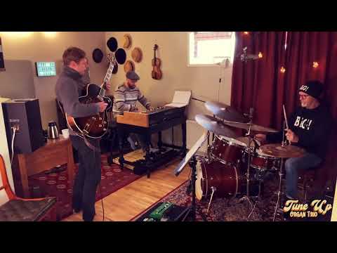 Tune up organ trio -  the jody grind (H.  Silver)
